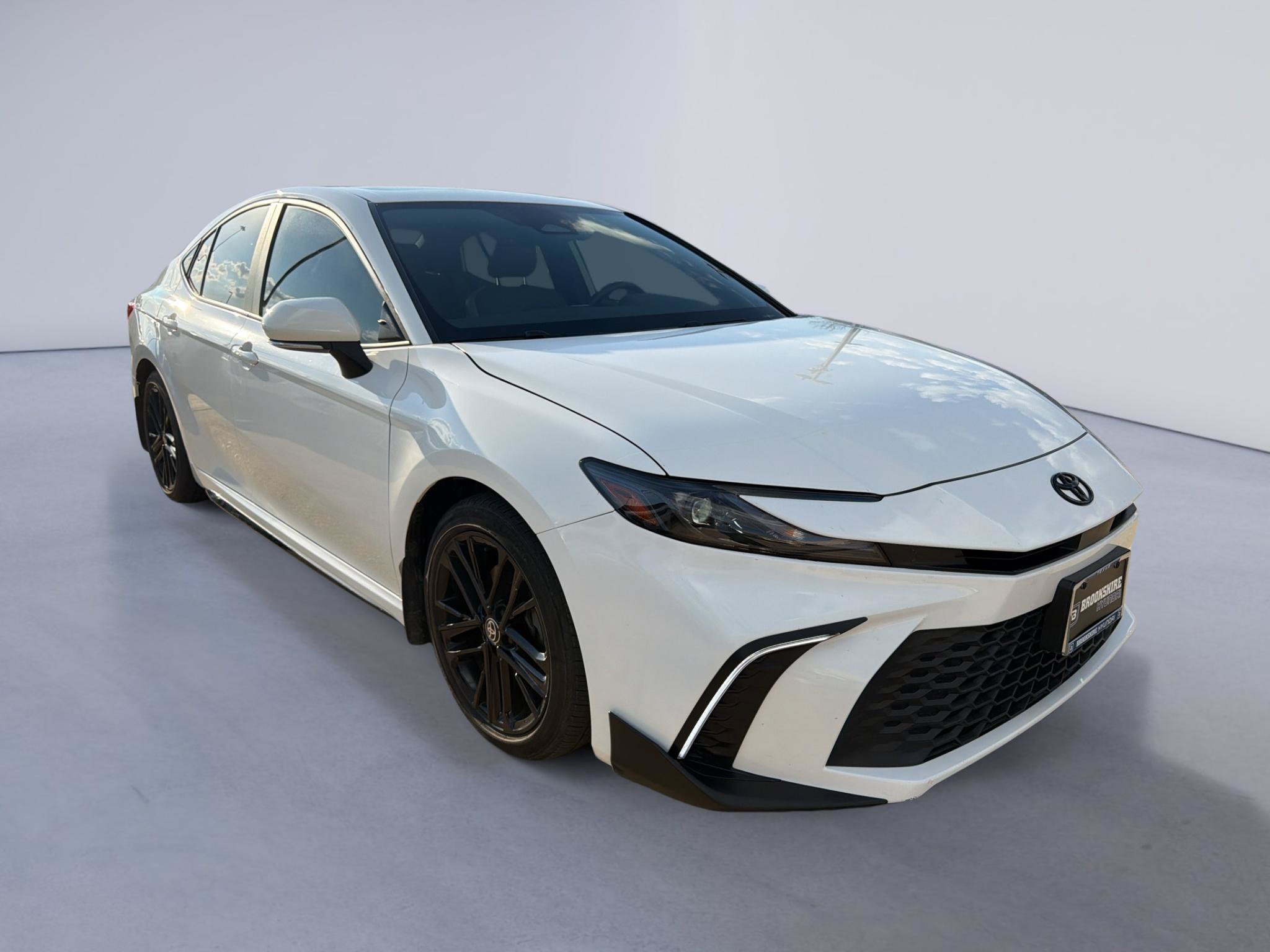 Used 2025 Toyota Camry SE w/ Convenience Package FWD image 3