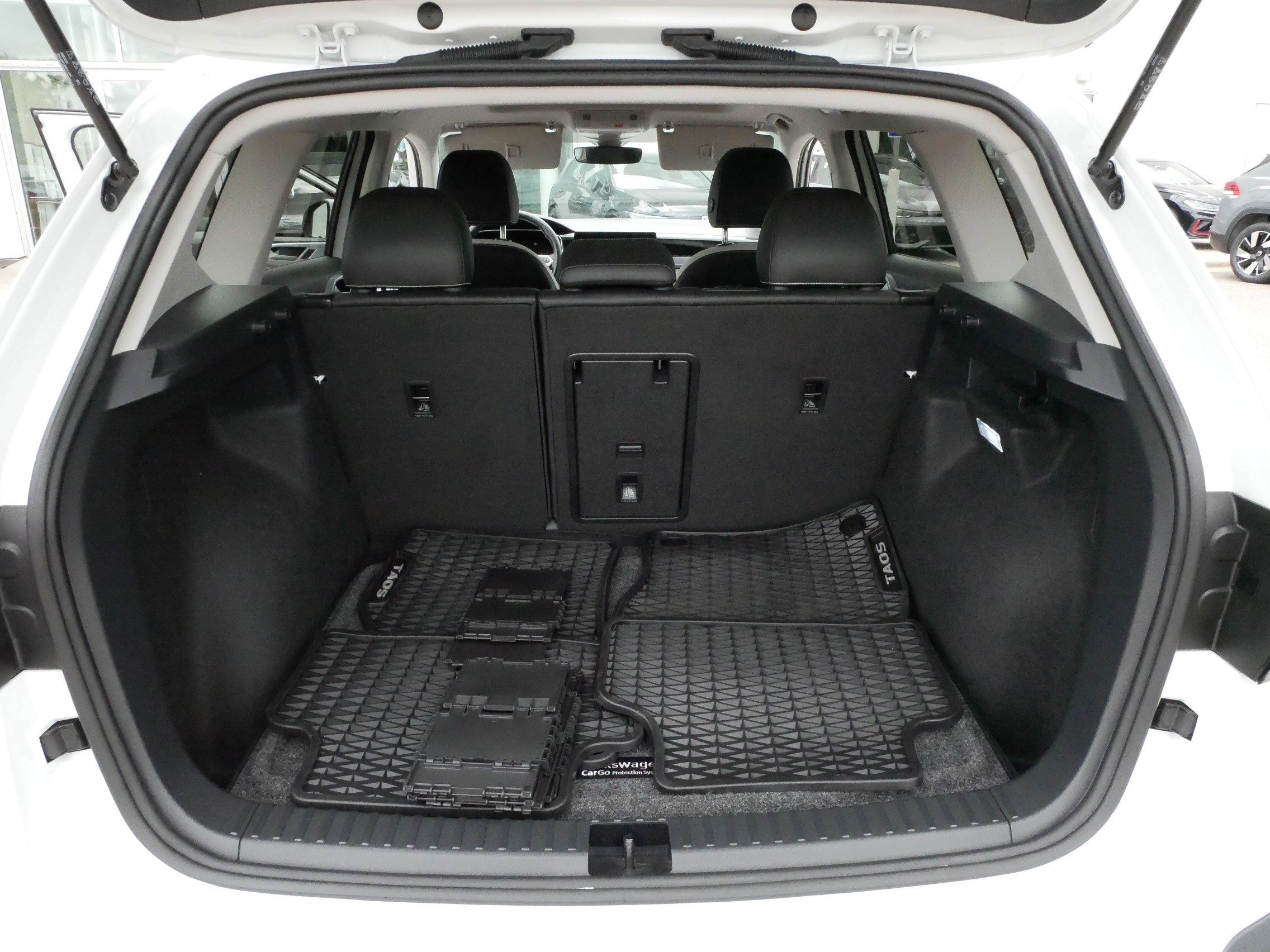 Used 2025 Volkswagen Taos SE w/ Panoramic Sunroof Package AWD/4WD image 18
