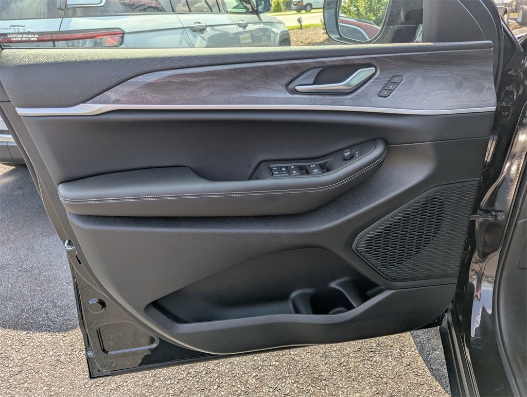 New 2025 Jeep Grand Cherokee L Limited w/ Luxury Tech Group II image 15