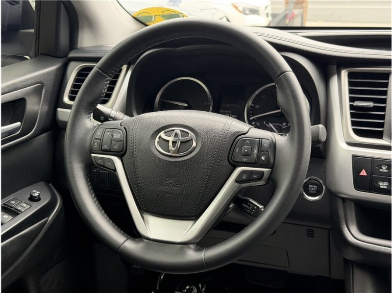Used 2017 Toyota Highlander SE FWD image 44