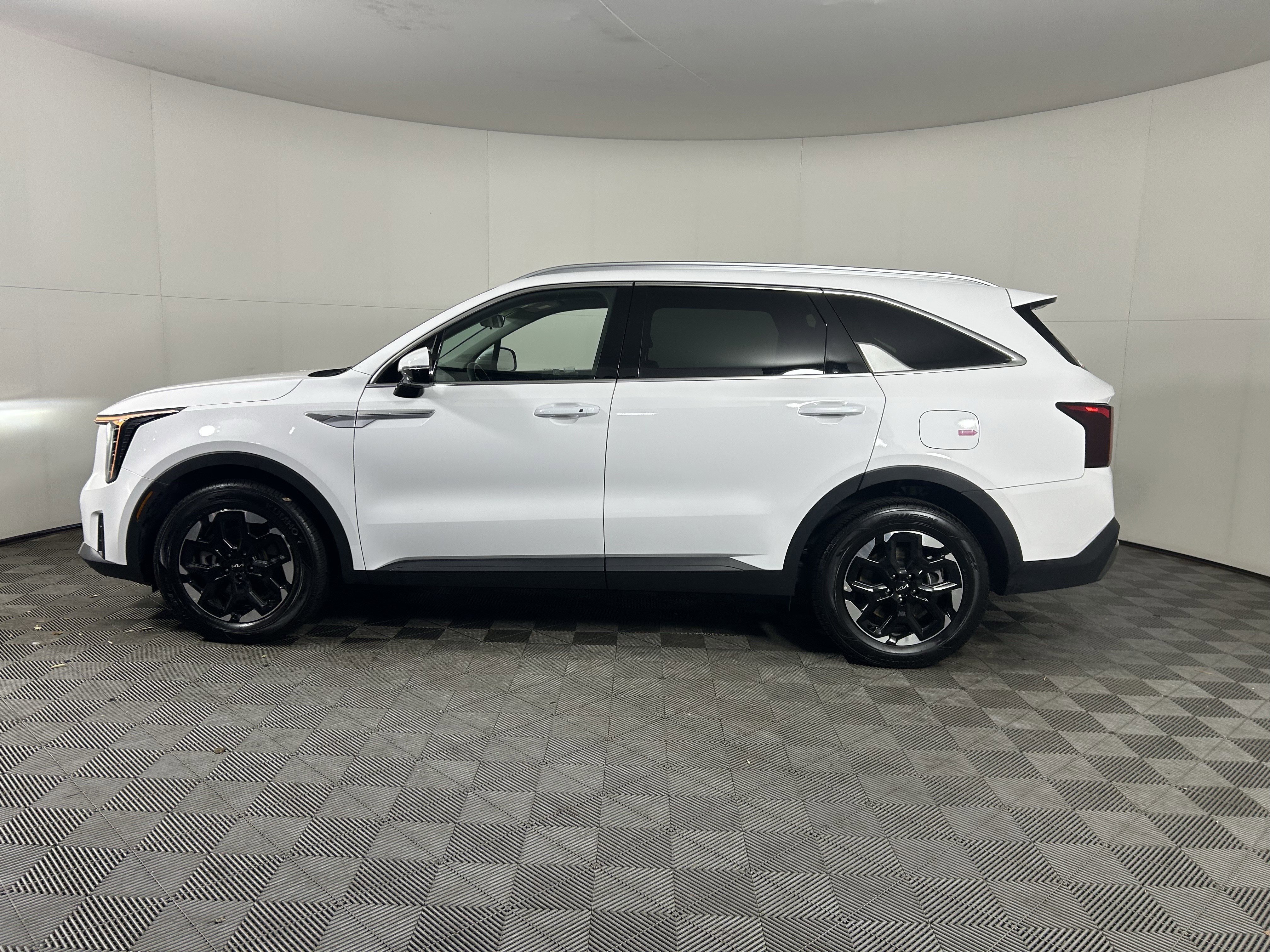 Used 2025 Kia Sorento S image 12