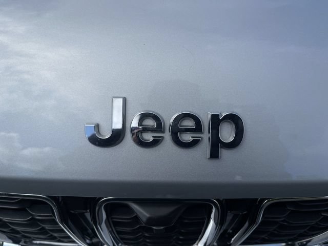 Used 2023 Jeep Grand Cherokee Limited w/ Luxury Tech Group II AWD/4WD image 32