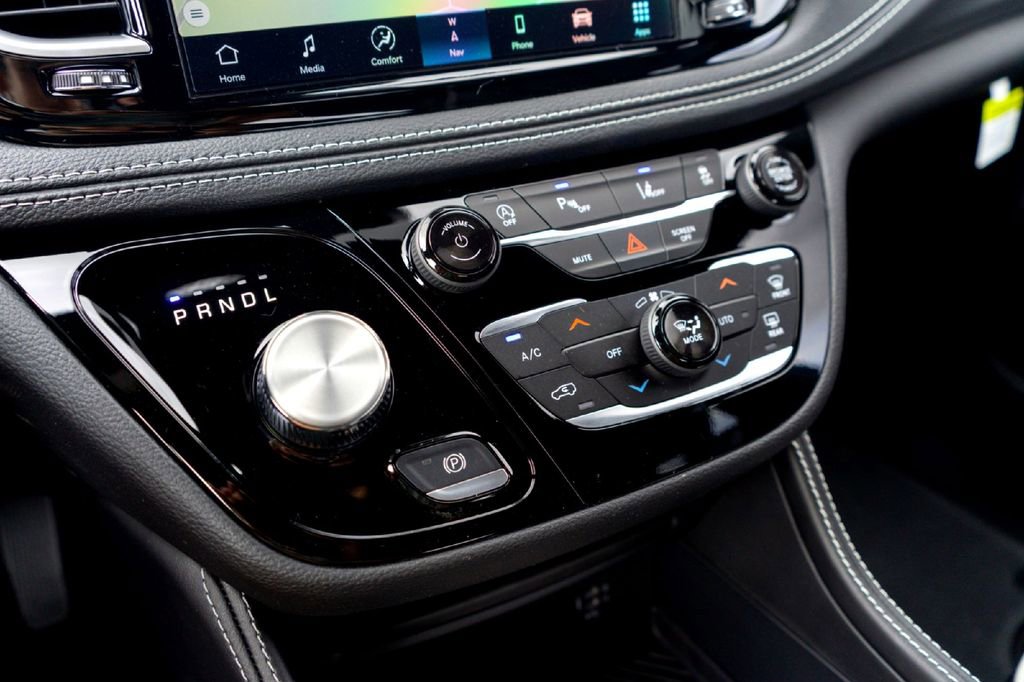 New 2026 Chrysler Pacifica Limited FWD image 16