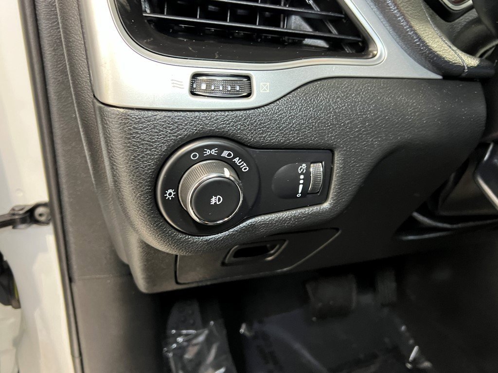 Used 2022 Jeep Cherokee Latitude w/ Sun & Sound Group image 30