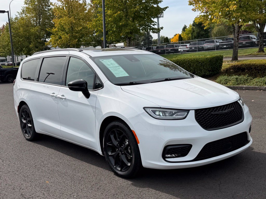 Used 2025 Chrysler Pacifica Limited FWD image 2