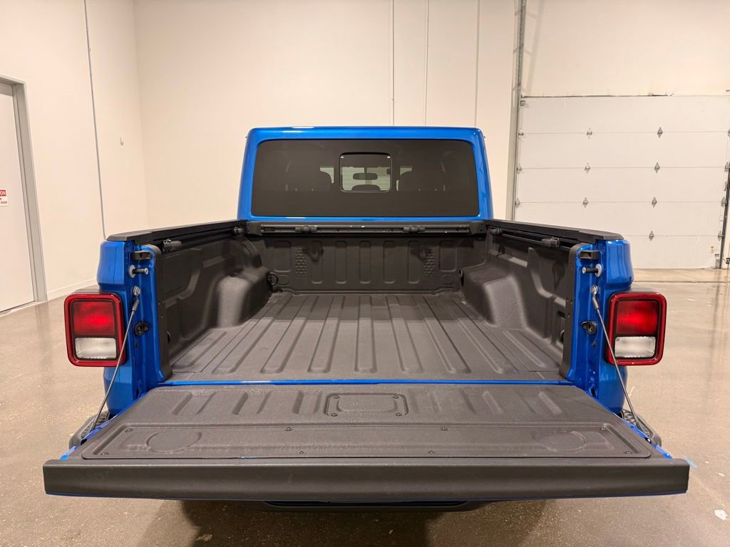 Used 2025 Jeep Gladiator Sport image 9