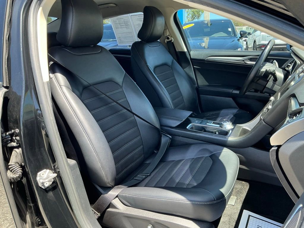 Used 2017 Ford Fusion SE w/ Equipment Group 201A FWD image 14