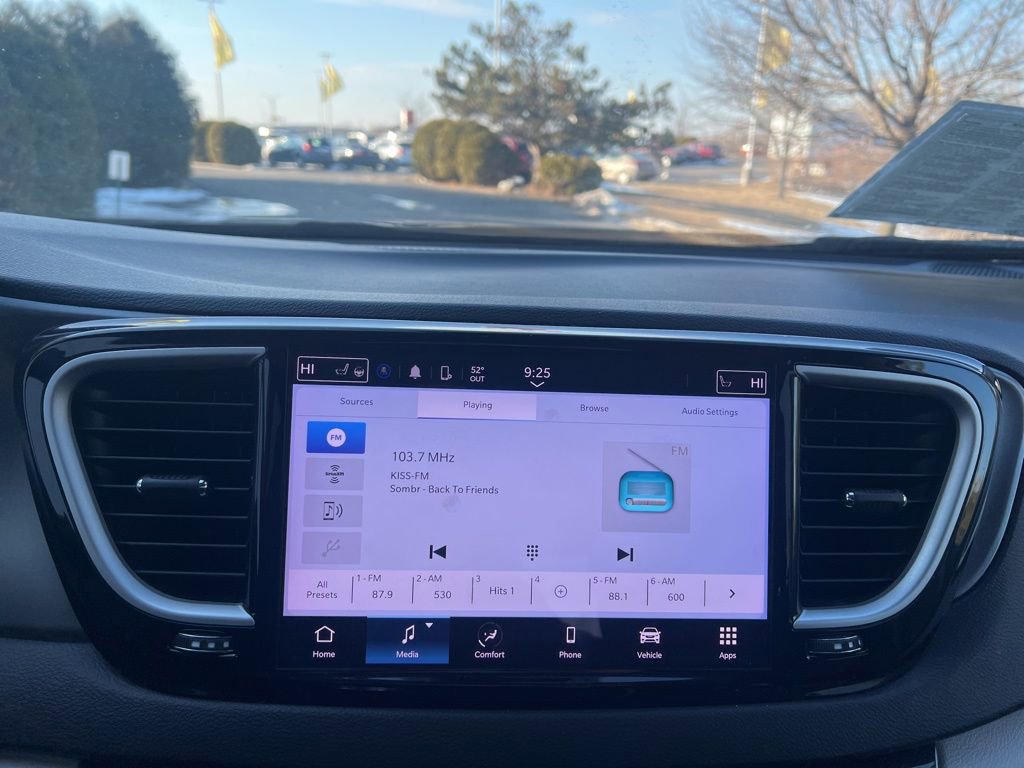 Used 2024 Chrysler Pacifica Touring-L image 18