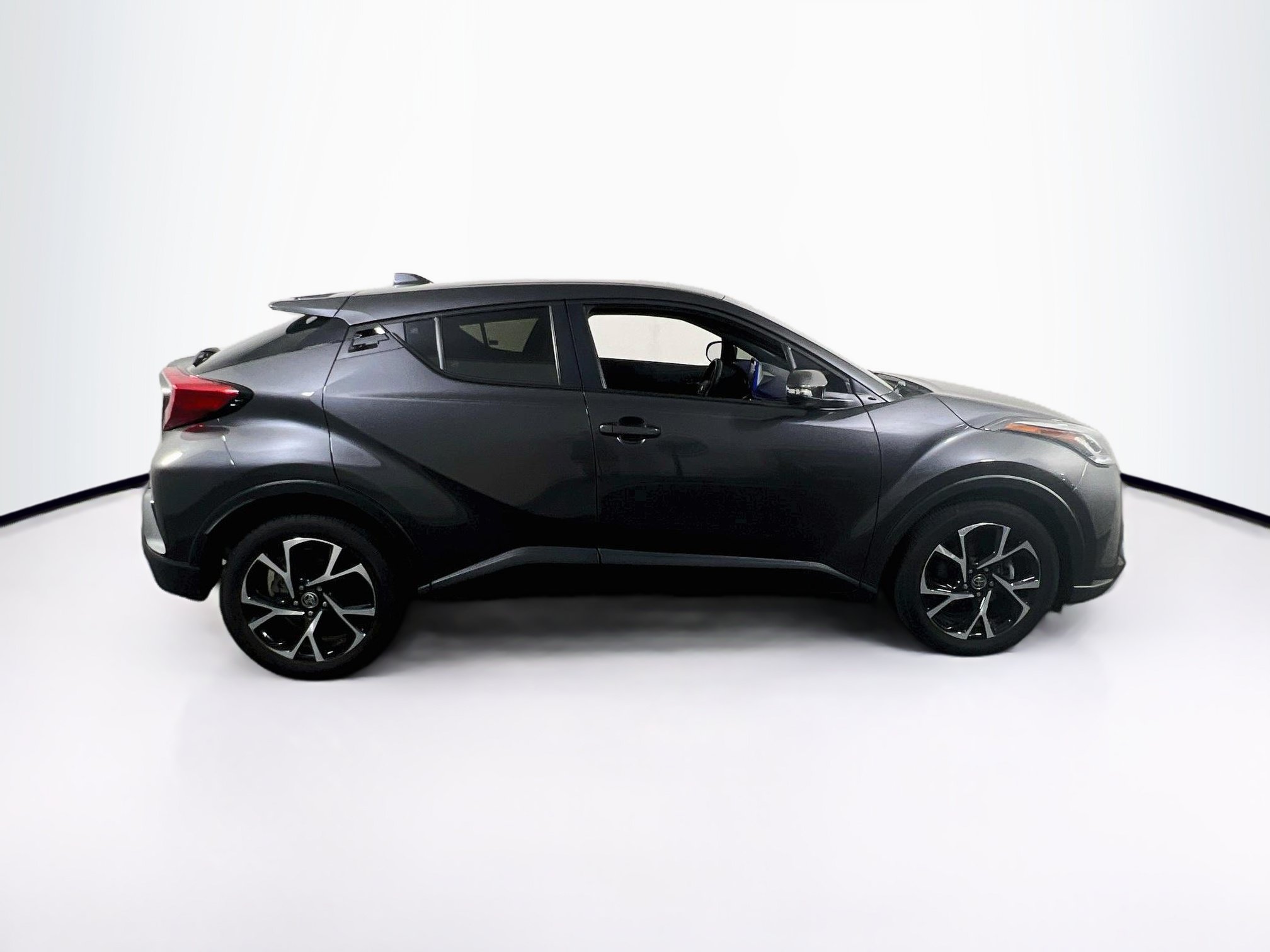 Used 2021 Toyota C-HR XLE FWD image 4