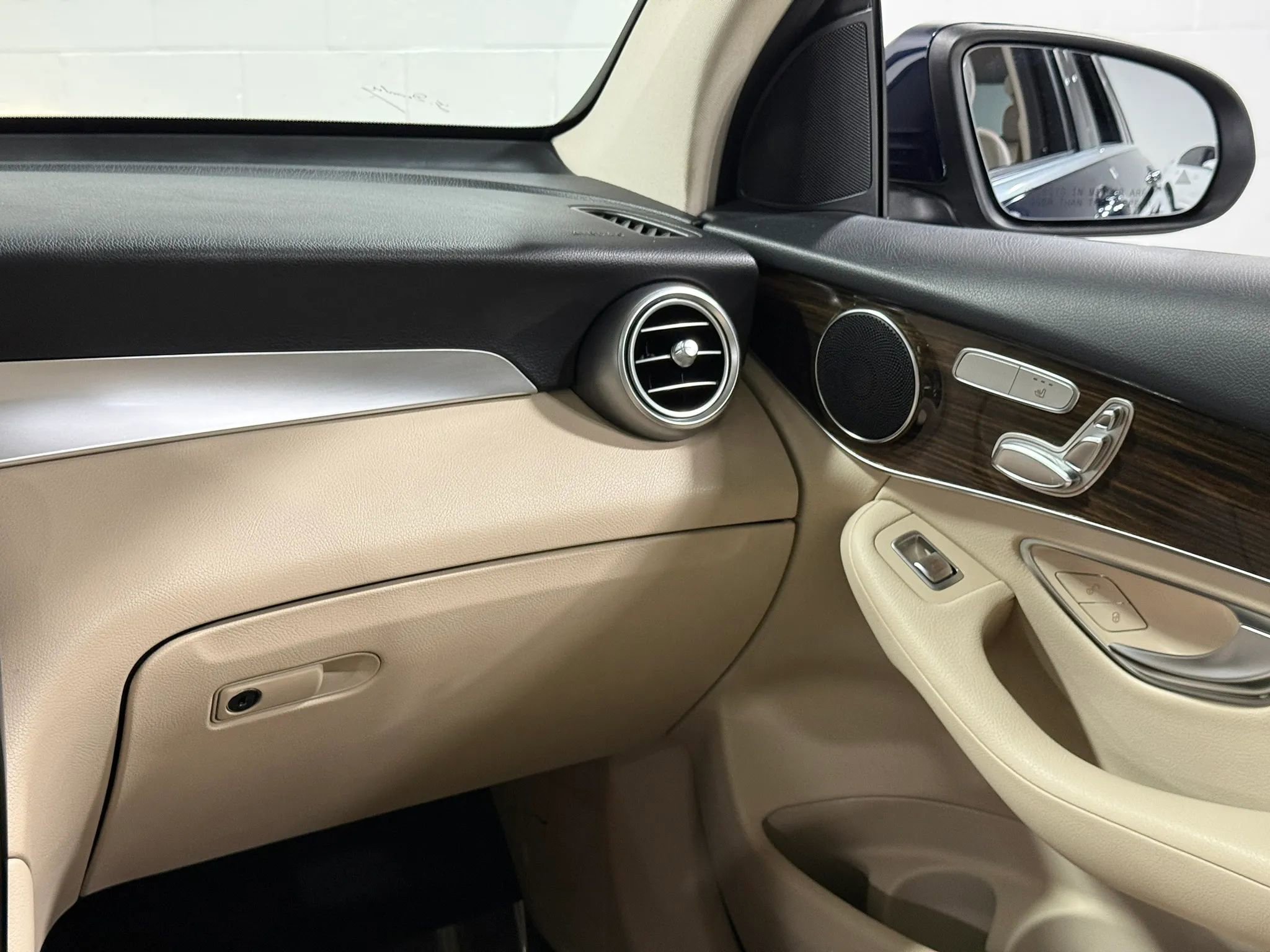Used 2019 Mercedes-Benz GLC 300 4MATIC w/ Premium Package image 41