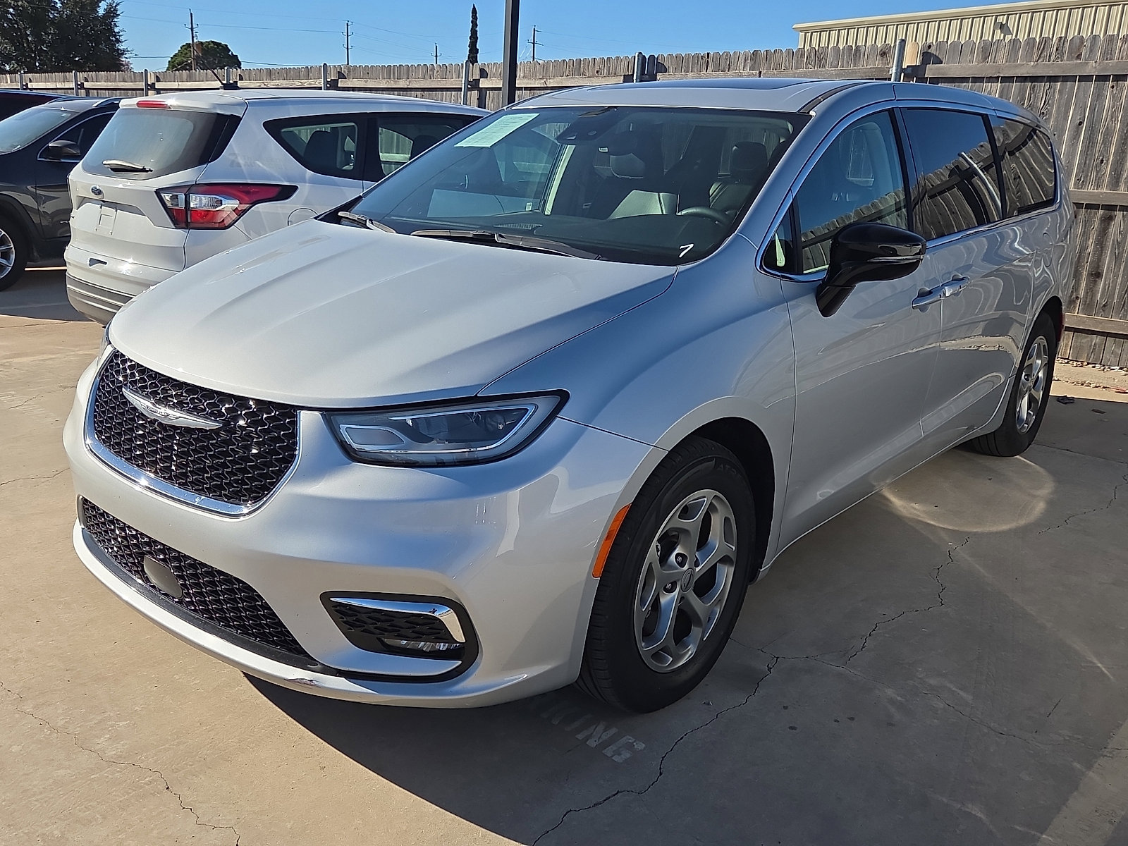 Used 2024 Chrysler Pacifica Limited image 2