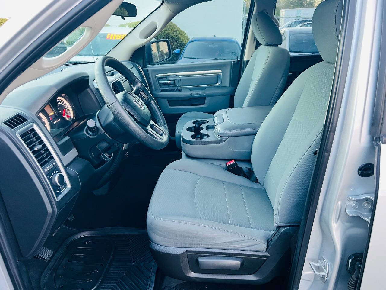 Used 2018 RAM 1500 Classic SLT AWD/4WD image 14