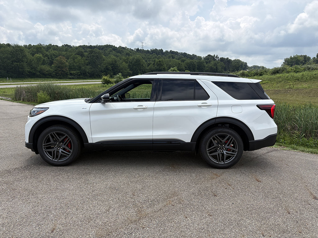 New 2026 Ford Explorer ST-Line w/ ST-Line Street Pack AWD/4WD image 2