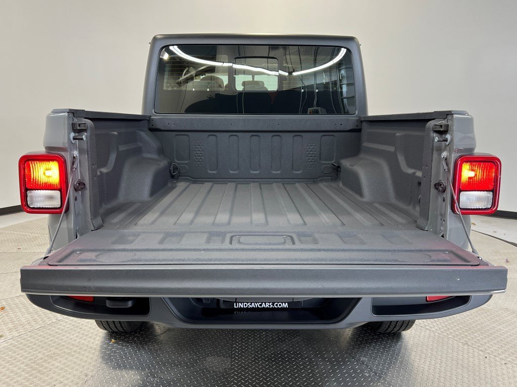 Certified 2023 Jeep Gladiator Sport image 9