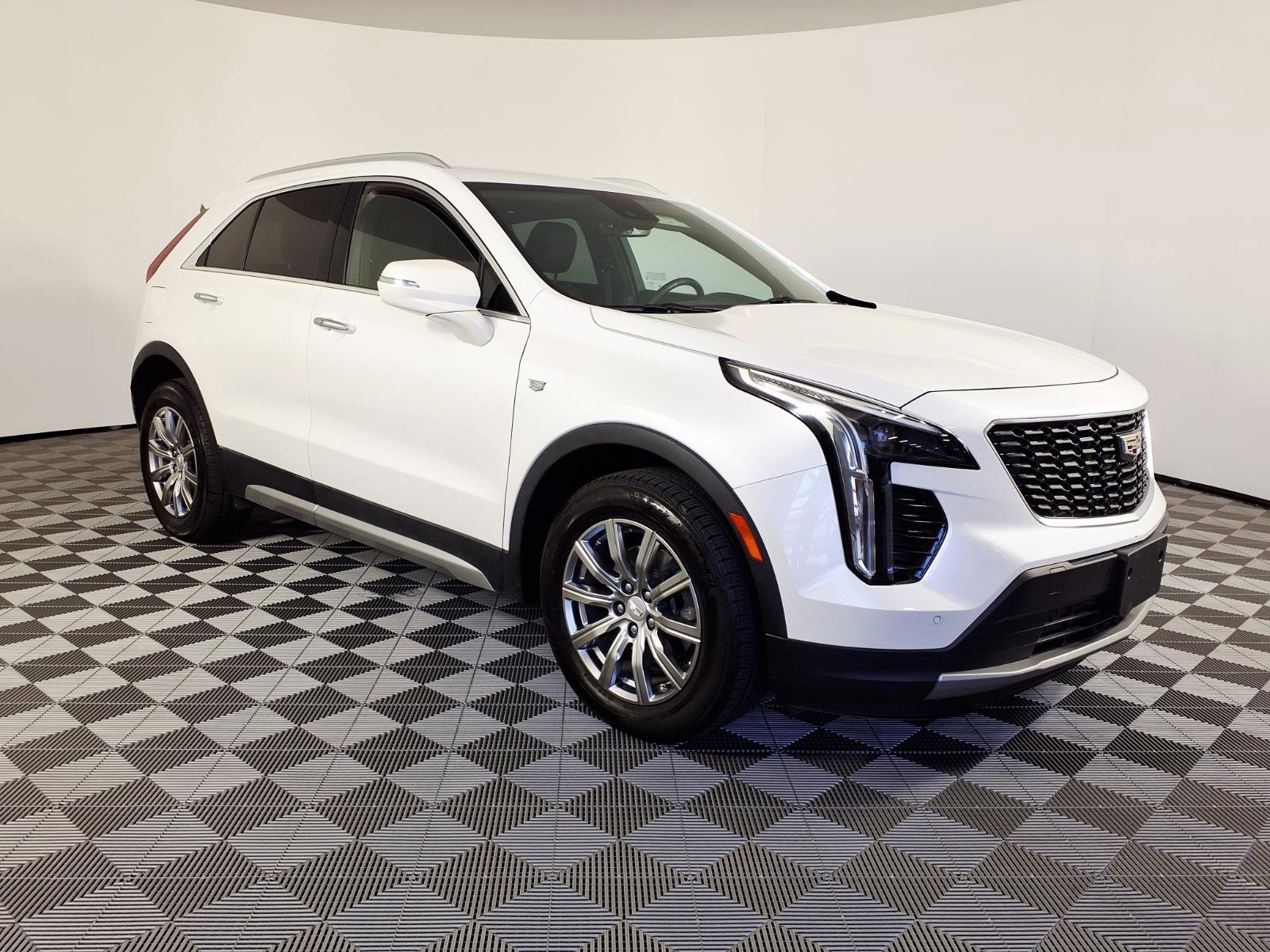 Used 2021 Cadillac XT4 Premium Luxury FWD image 3