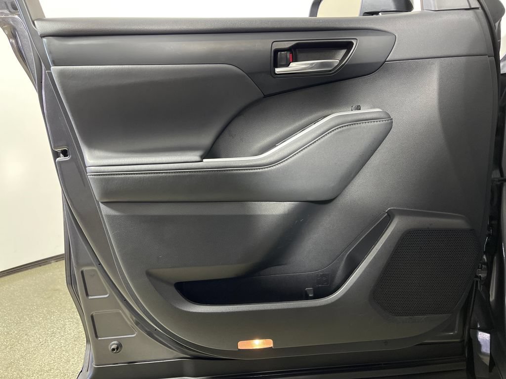Used 2022 Toyota Highlander XLE FWD image 19