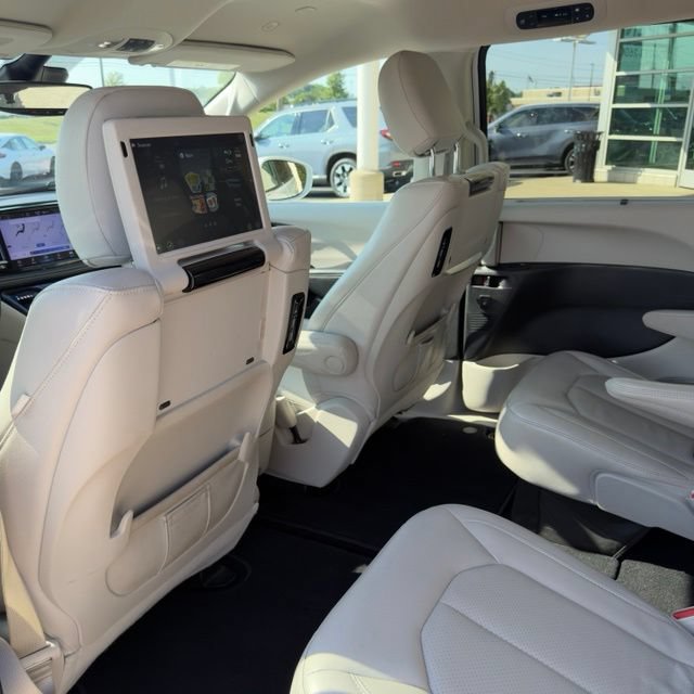 Used 2021 Chrysler Pacifica Touring-L w/ Uconnect Theater Family Group FWD image 16