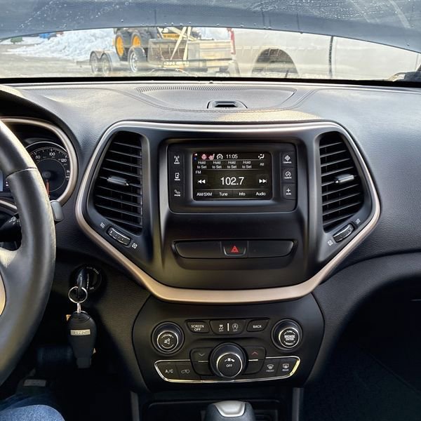 Used 2018 Jeep Cherokee Latitude w/ Cold Weather Group image 30