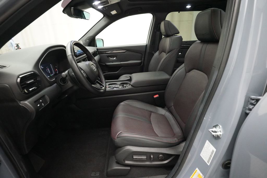 Certified 2025 Honda Pilot Black Edition image 7