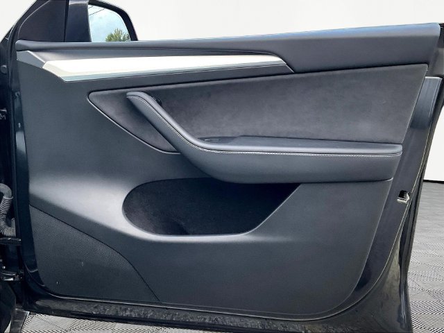 Used 2024 Tesla Model Y Long Range RWD image 27