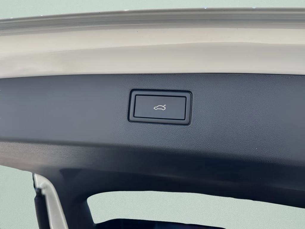 New 2026 Volkswagen Tiguan SE R-Line image 25