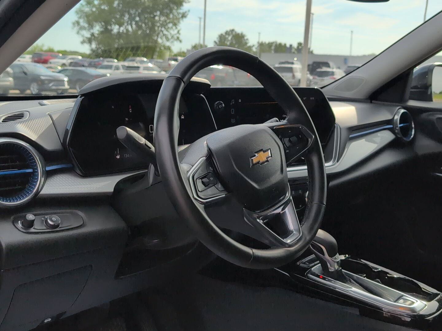 Used 2025 Chevrolet Trax LT w/ LT Convenience Package FWD image 18