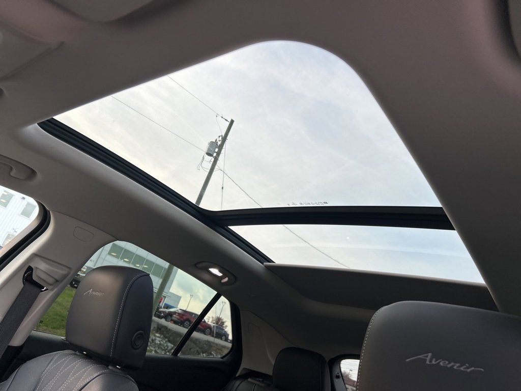 Used 2022 Buick Envision Avenir w/ Technology Package II image 11