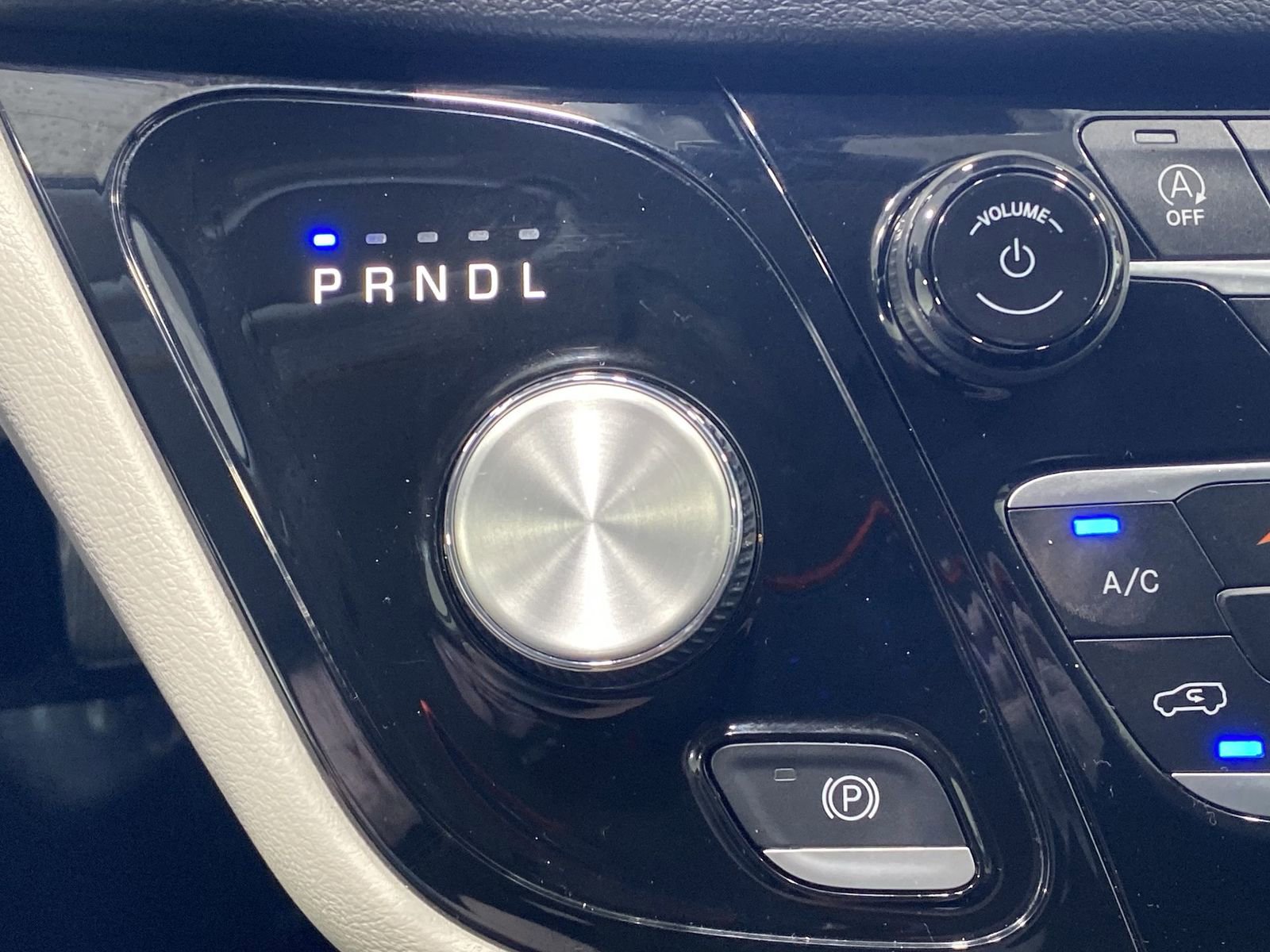 Used 2023 Chrysler Pacifica Touring-L FWD image 19
