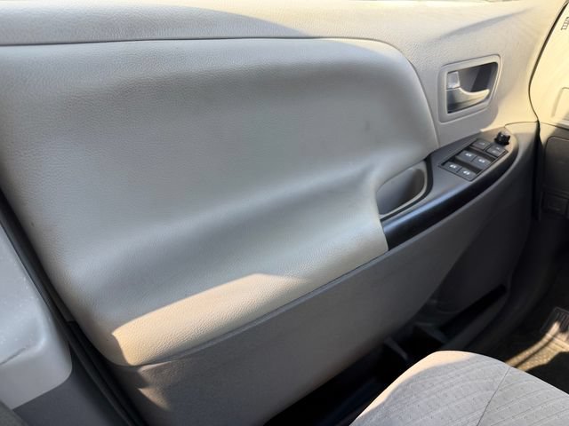 Used 2015 Toyota Sienna LE FWD image 31