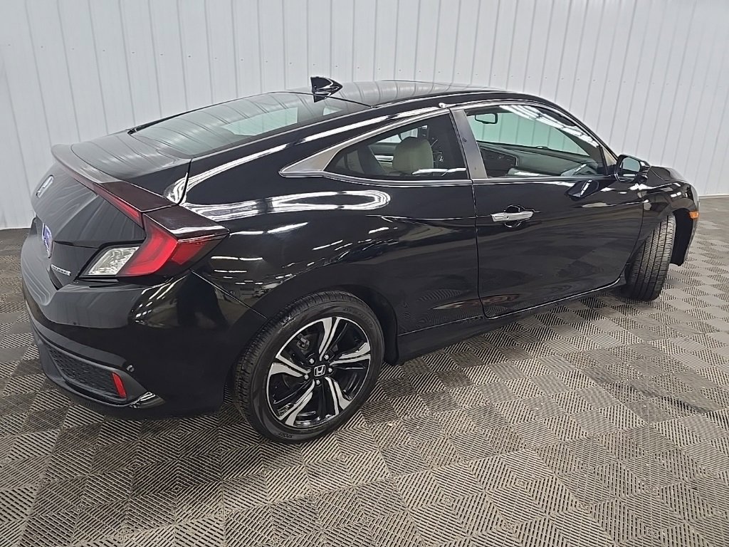Used 2018 Honda Civic Touring image 3
