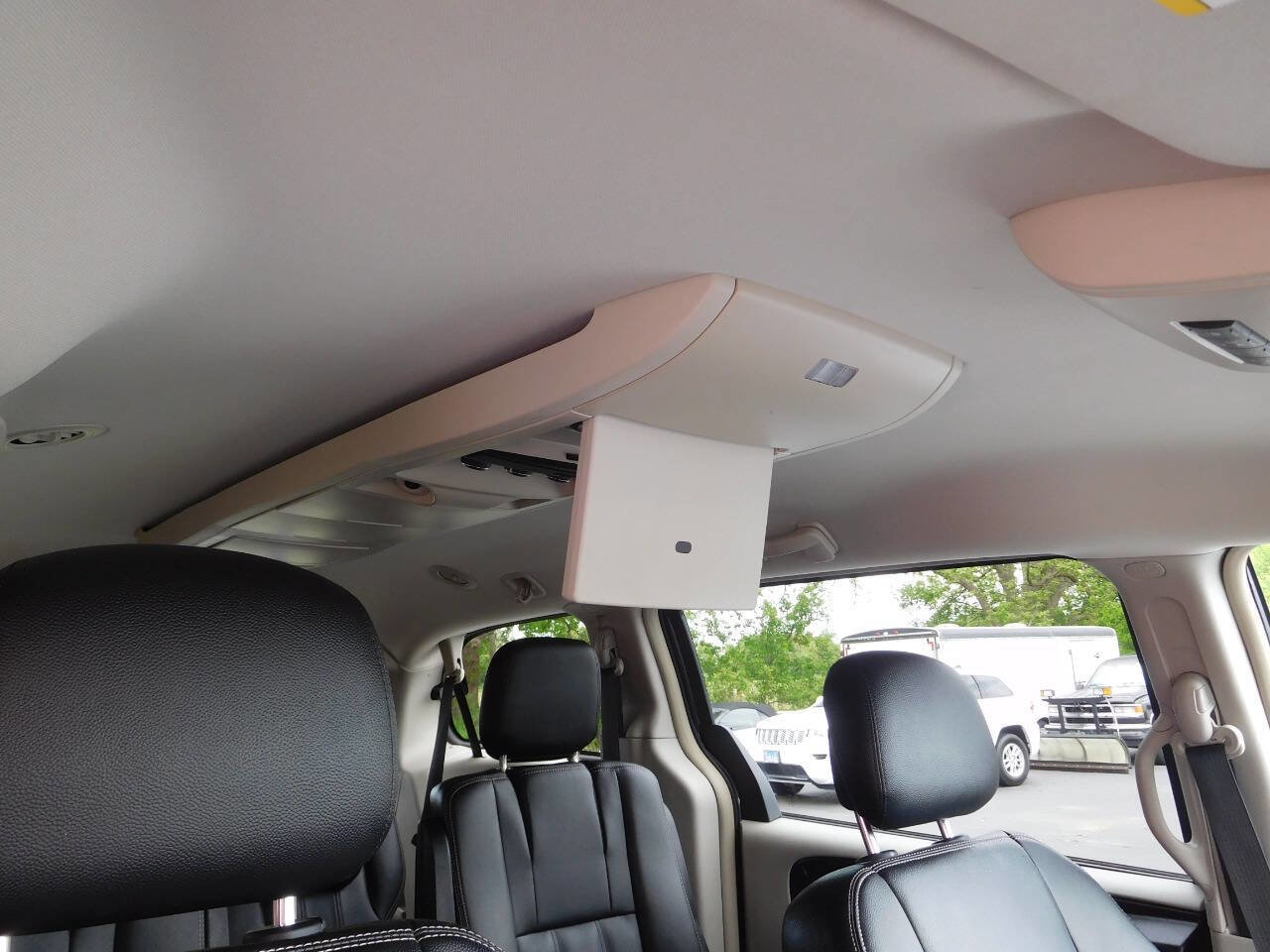 Used 2016 Chrysler Town & Country Touring image 19