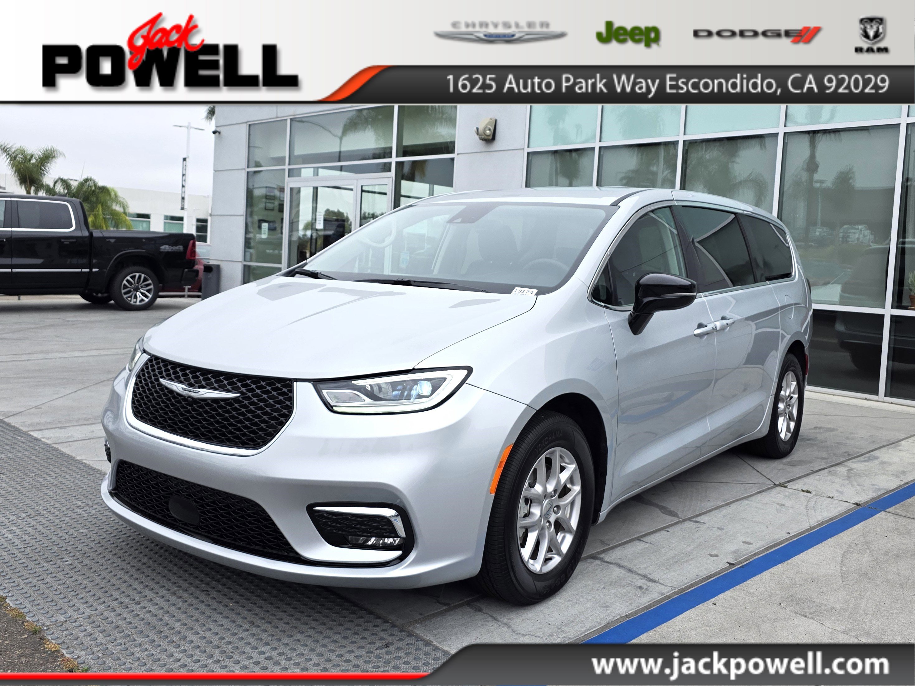 Certified 2024 Chrysler Pacifica Touring-L image 1