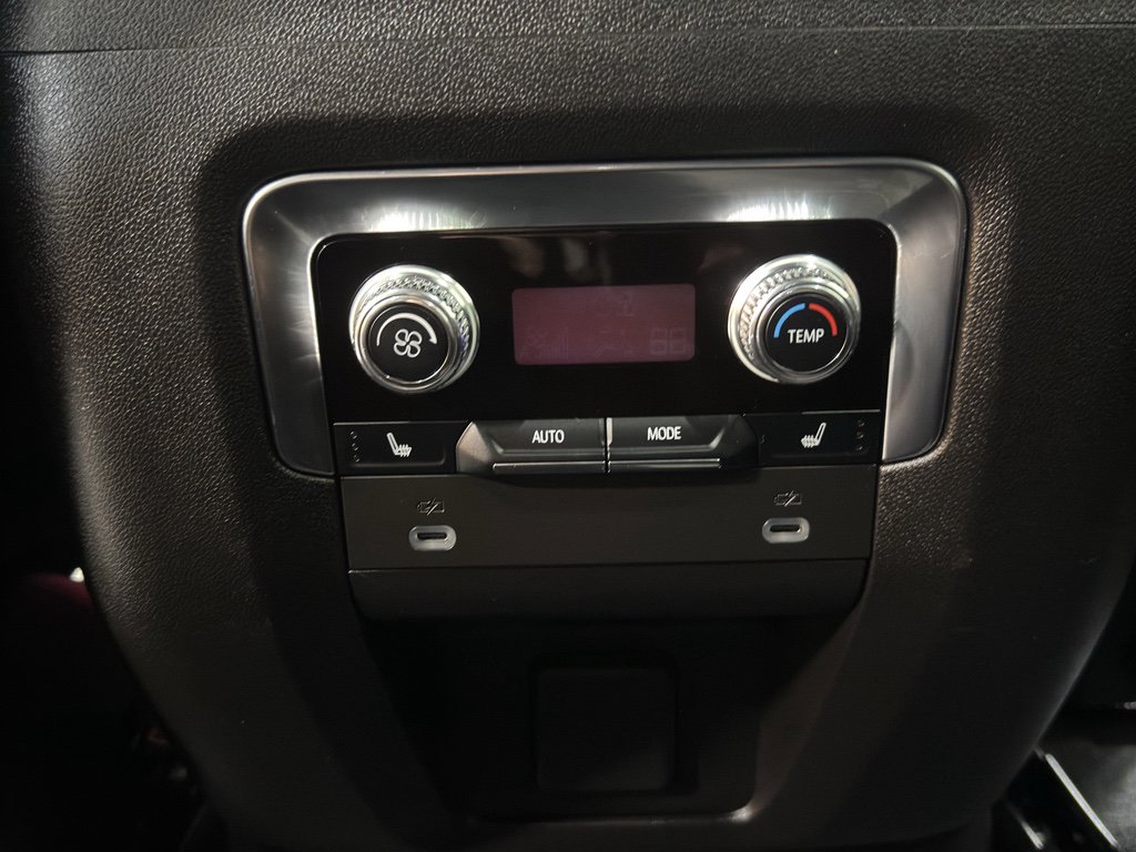 Used 2024 GMC Yukon XL Denali AWD/4WD image 16