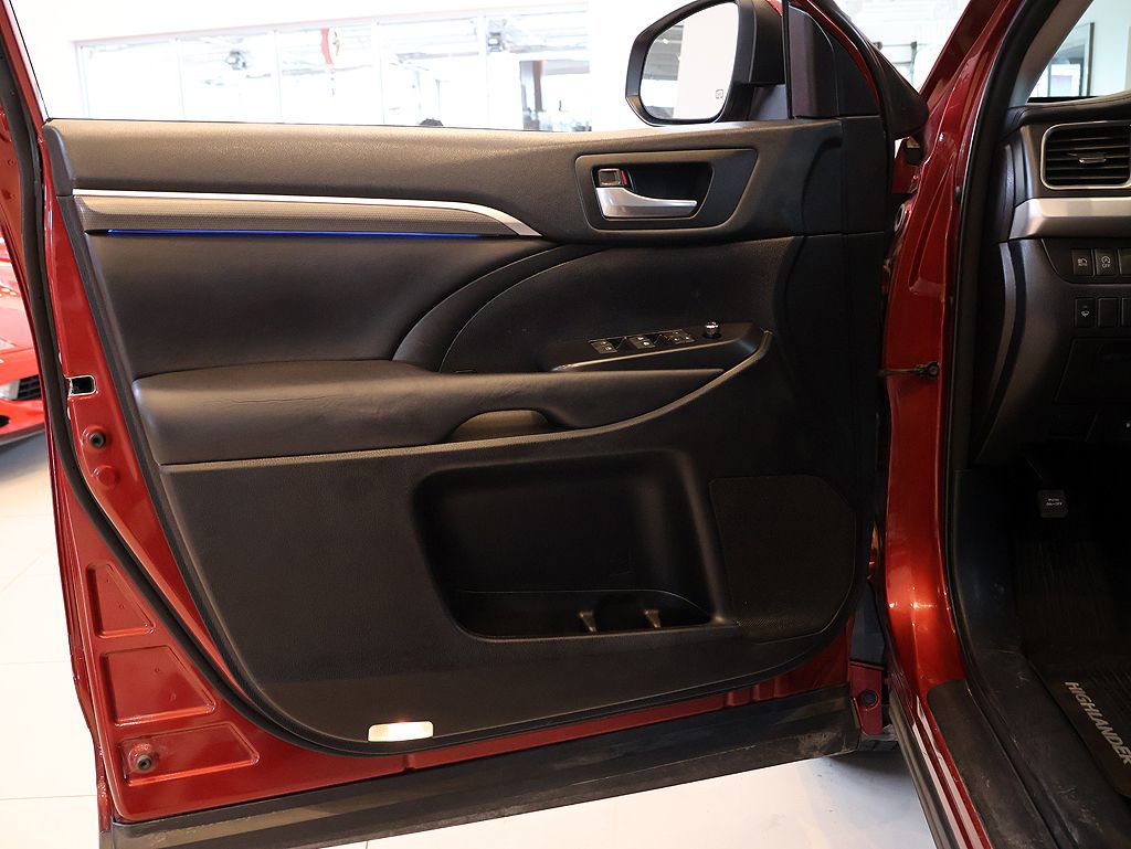 Used 2018 Toyota Highlander SE w/ Protection Package #3 AWD/4WD image 37