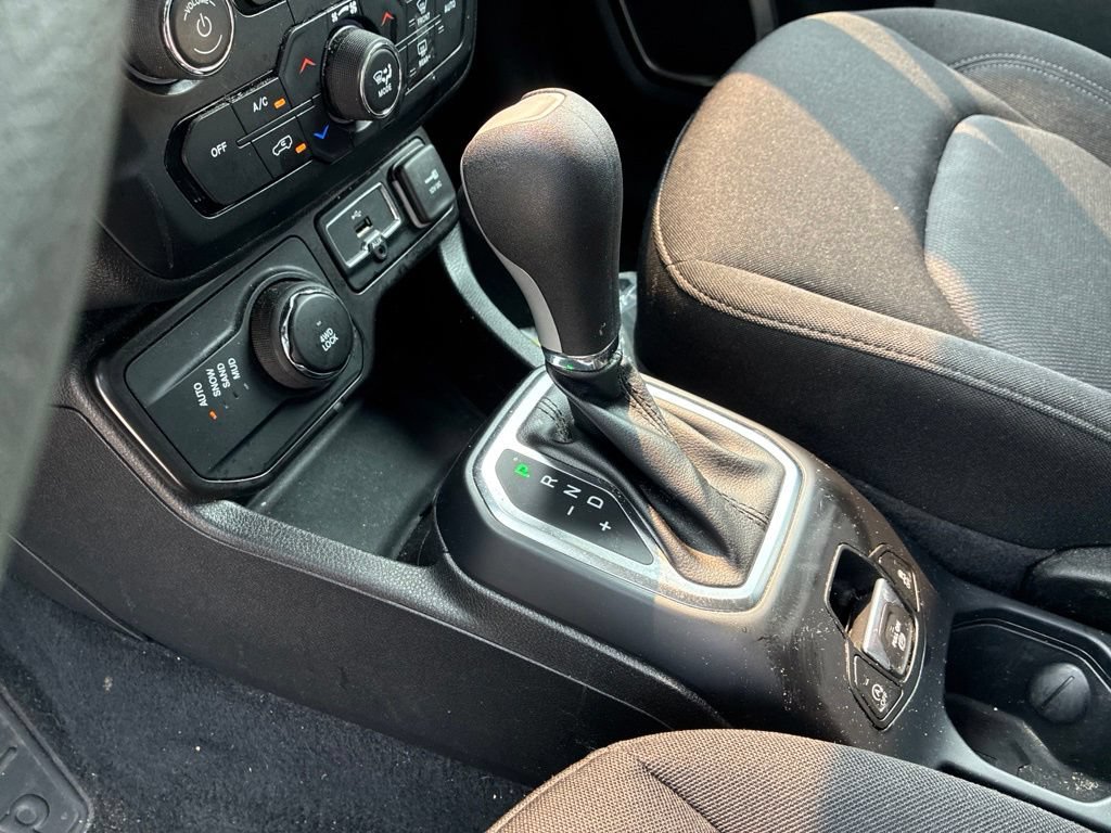 Used 2023 Jeep Renegade Latitude AWD/4WD image 14