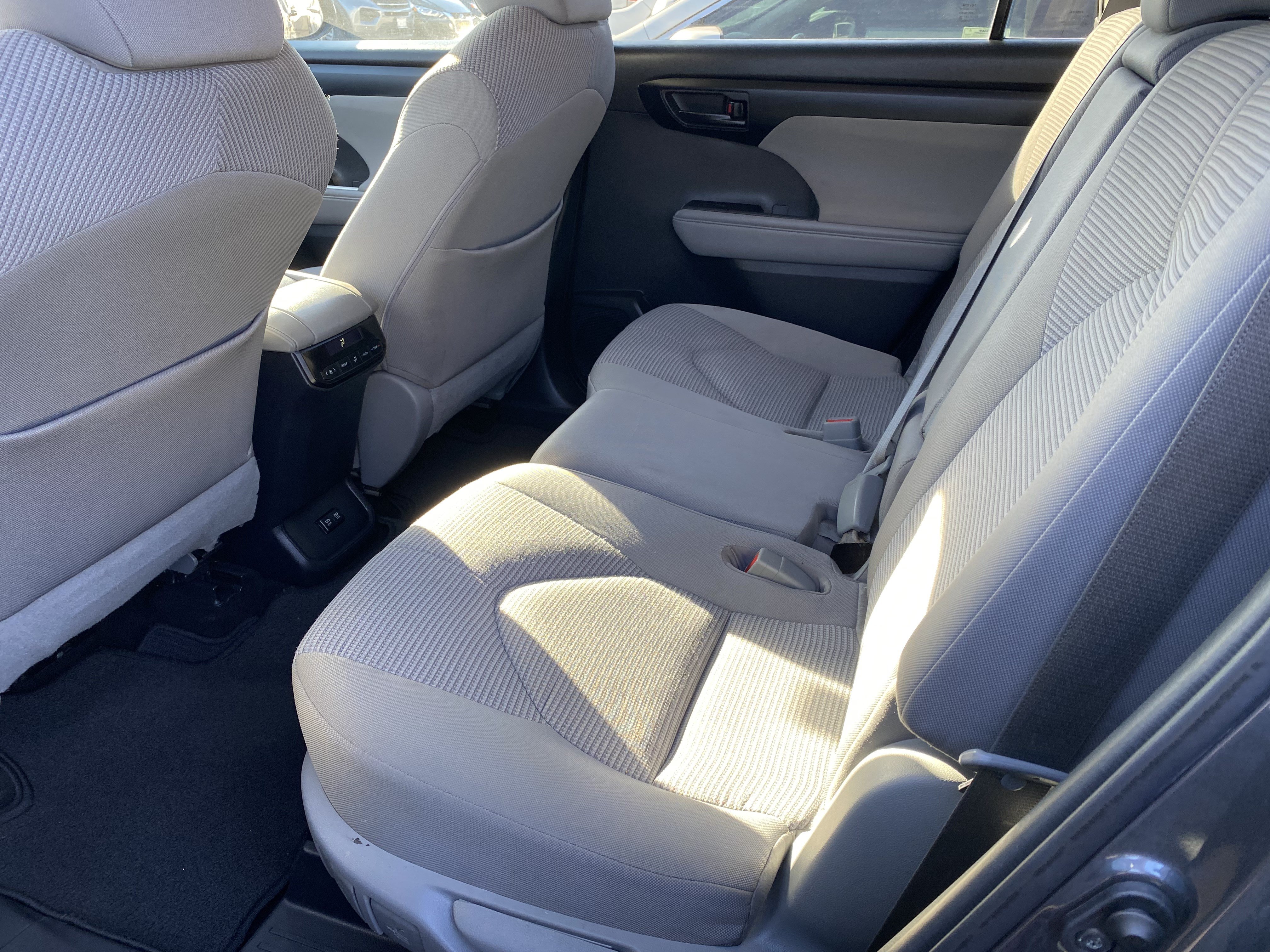 Used 2020 Toyota Highlander LE FWD image 15