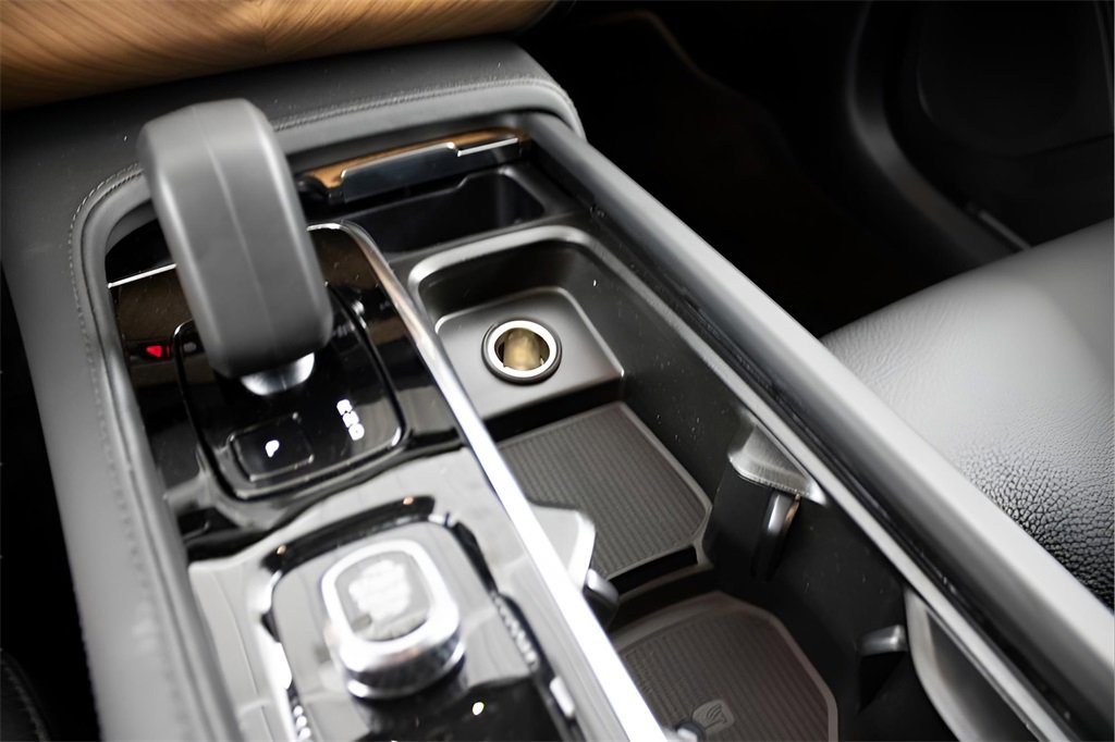 Certified 2025 Volvo XC90 T8 Plus image 26