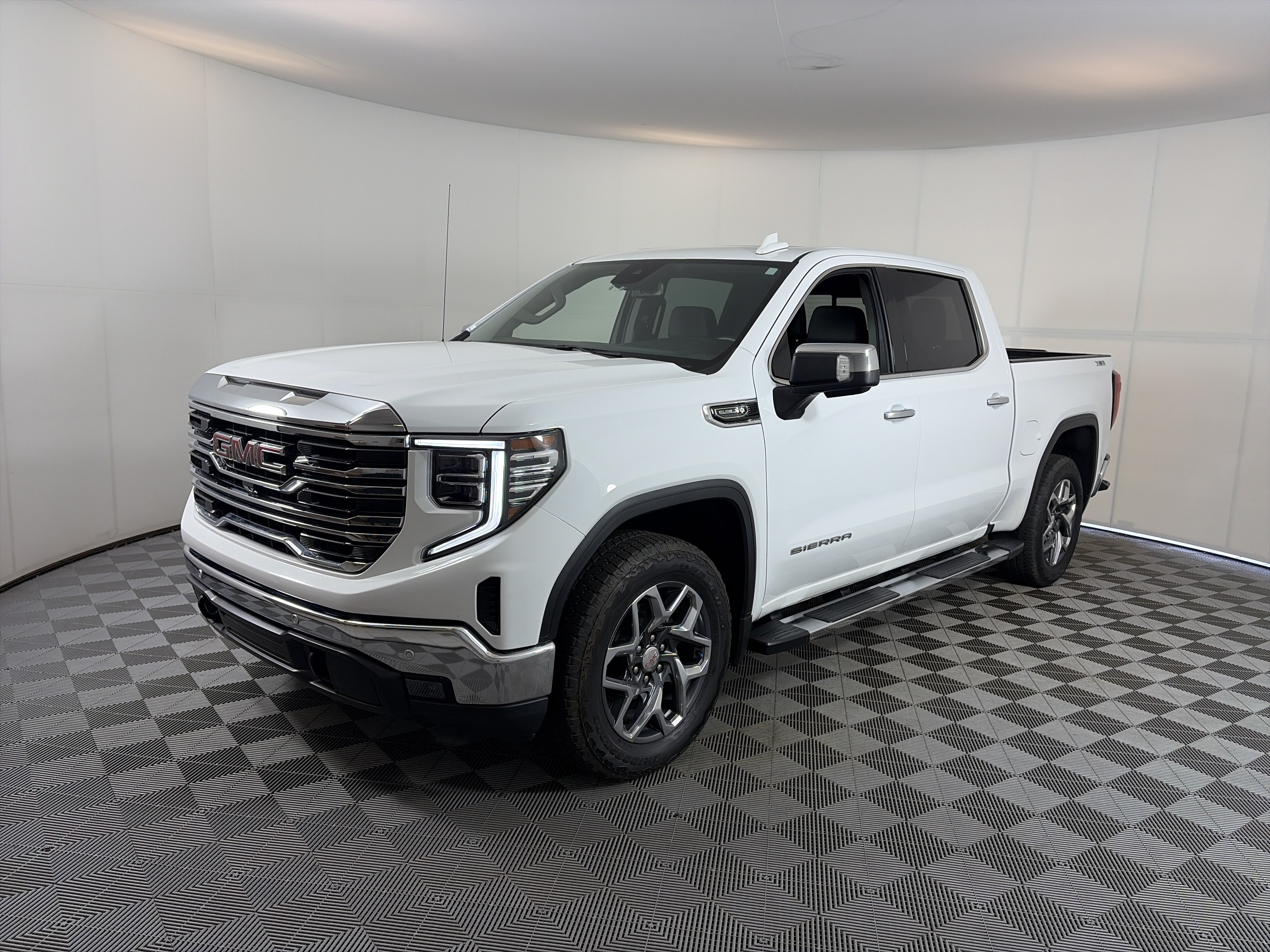 Used 2024 GMC Sierra 1500 SLT w/ SLT Premium Plus Package AWD/4WD image 2