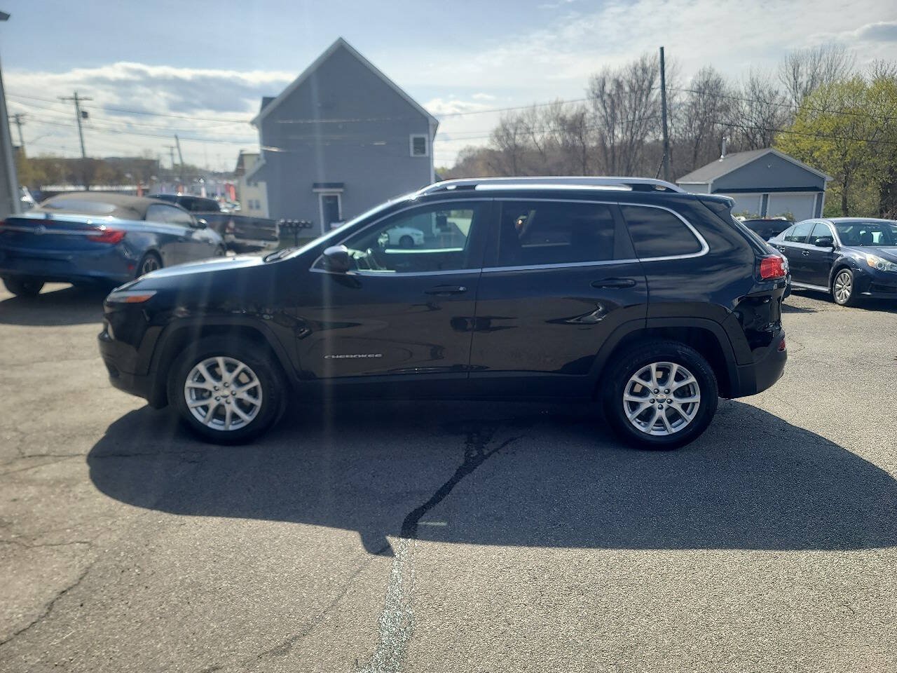 Used 2018 Jeep Cherokee Latitude Plus w/ Cold Weather Group AWD/4WD image 5