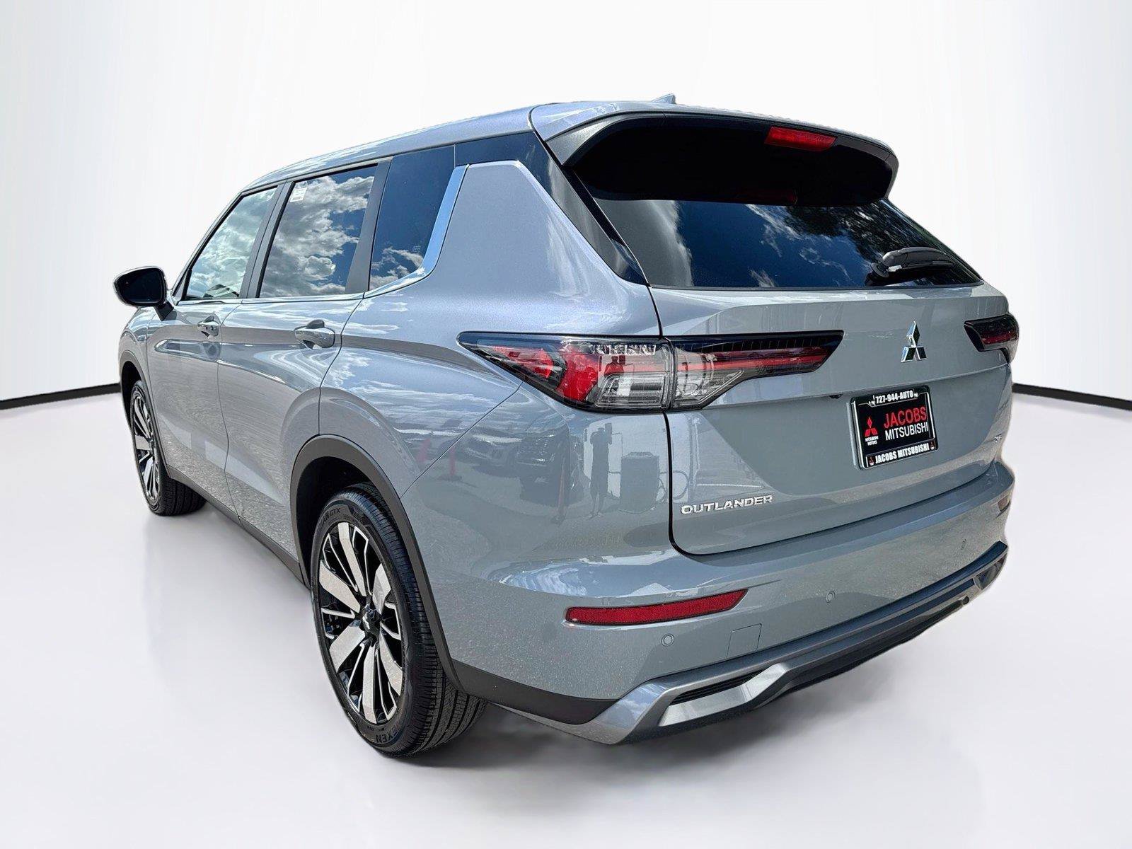 New 2026 Mitsubishi Outlander SE FWD image 3