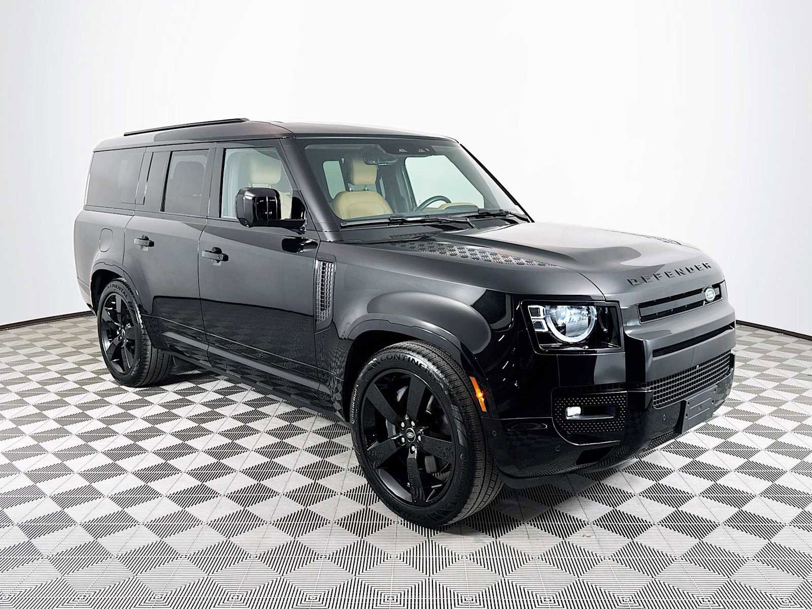 Used 2025 Land Rover Defender 130 X-Dynamic SE image 3