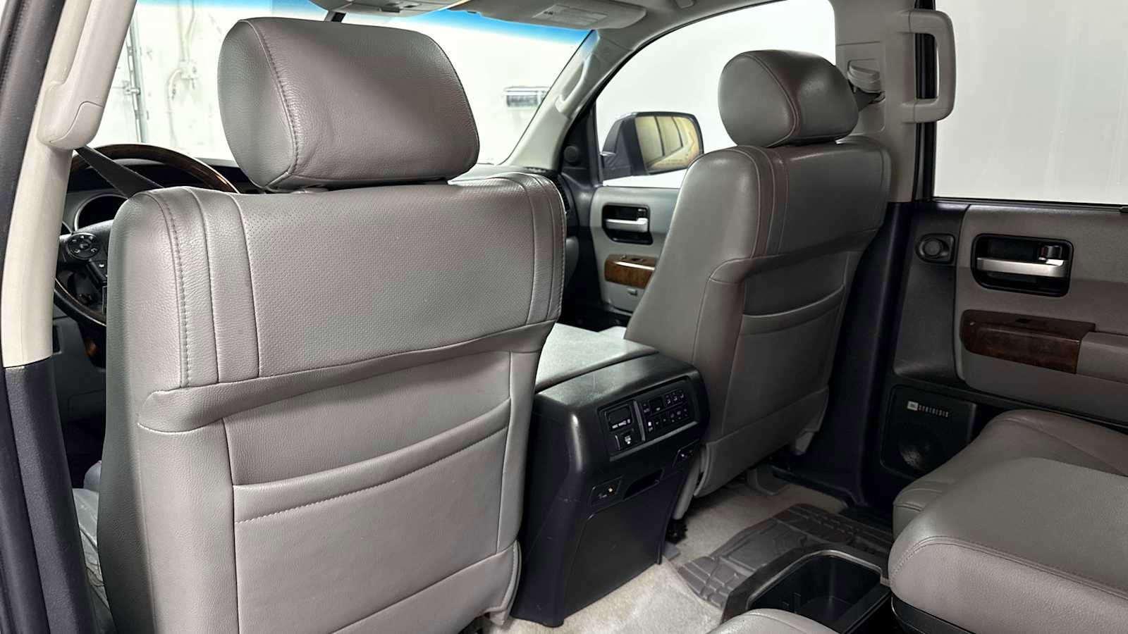 Used 2010 Toyota Sequoia Platinum image 26