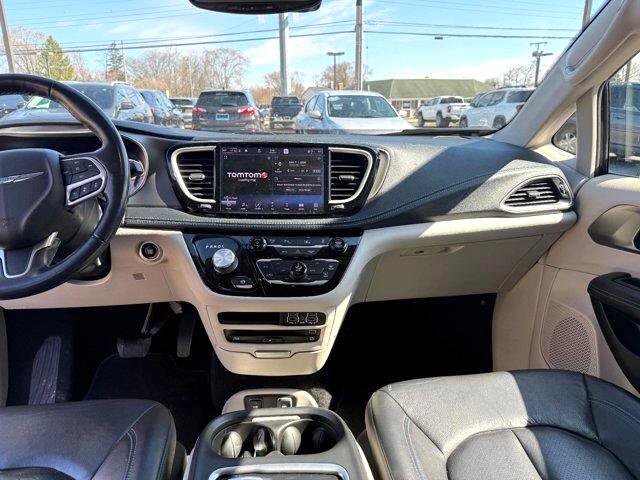 Used 2021 Chrysler Pacifica Touring-L w/ Uconnect Theater Family Group image 3