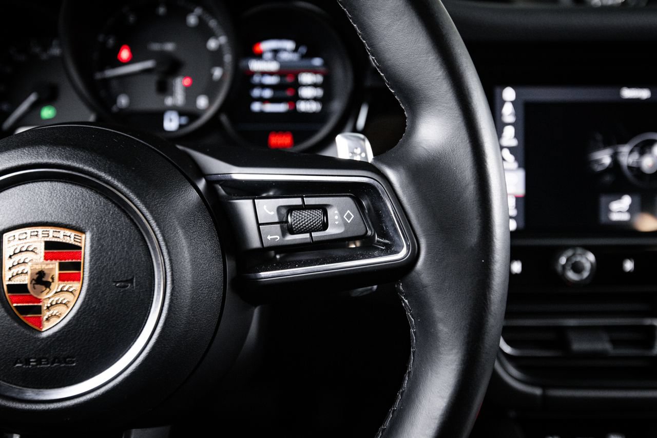 Certified 2023 Porsche Macan AWD/4WD image 16