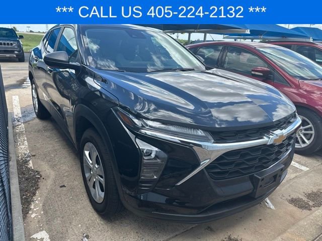 Used 2025 Chevrolet Trax LS w/ Driver Confidence Package FWD image 4