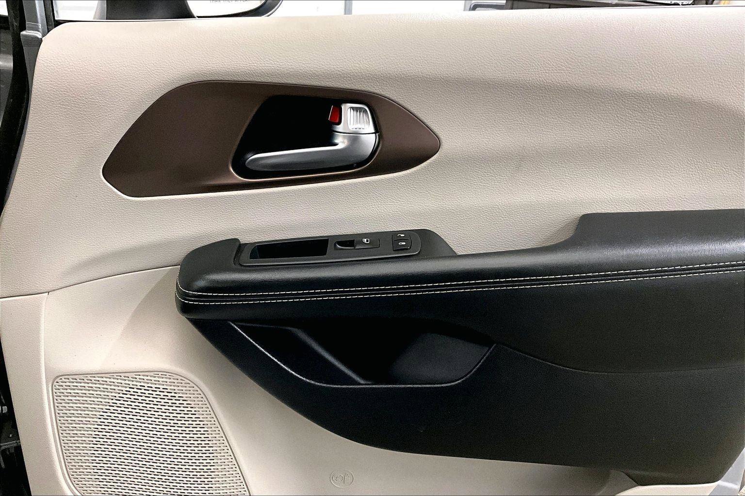 Used 2020 Chrysler Voyager L image 23