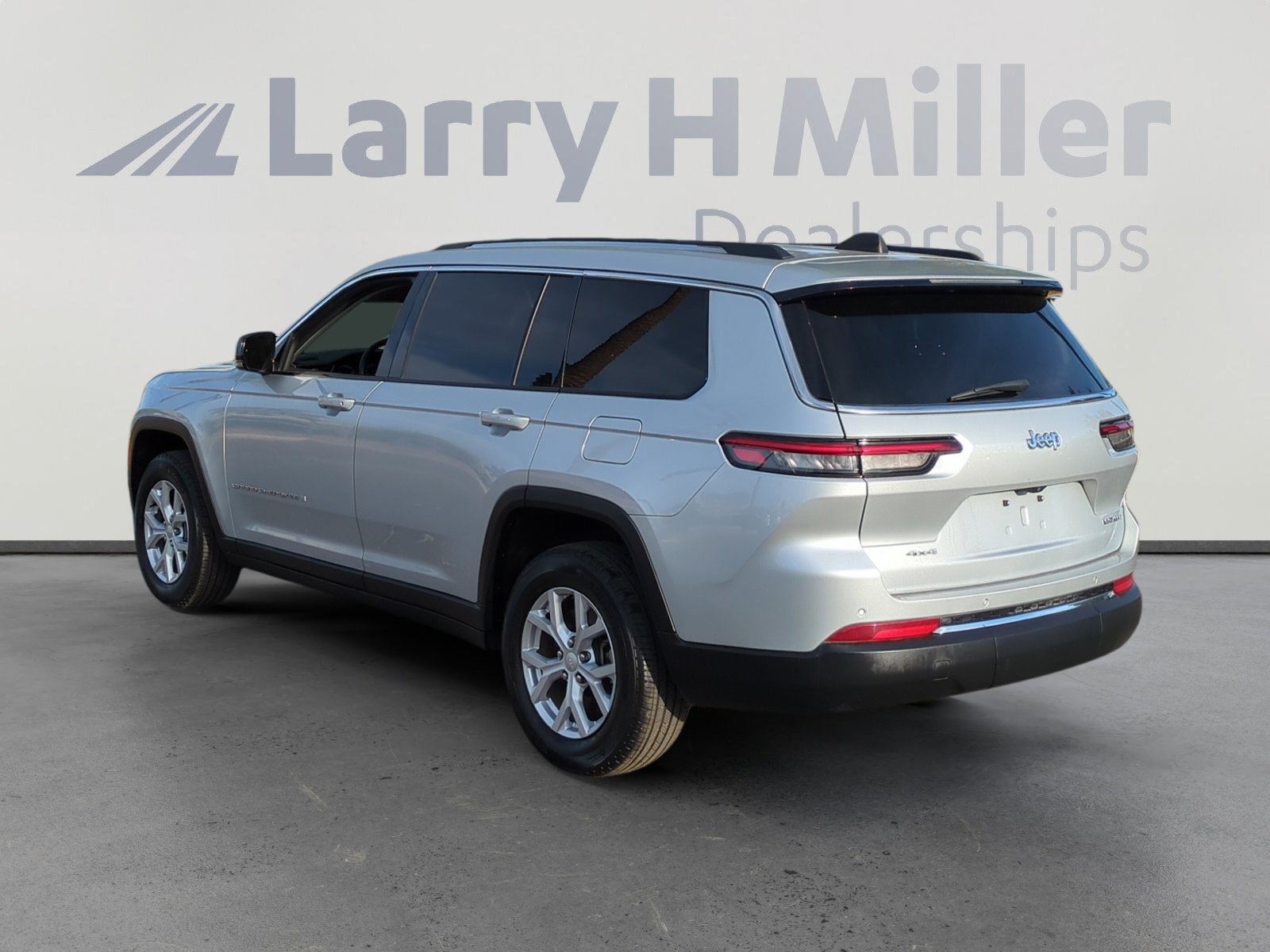 Used 2023 Jeep Grand Cherokee L Limited image 3