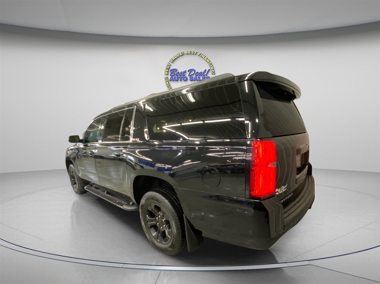 Used 2017 Chevrolet Suburban LT image 3