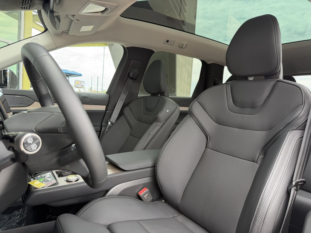 Used 2025 Volvo EX90 Plus AWD/4WD image 32