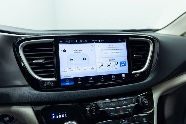 Used 2024 Chrysler Pacifica Touring-L image 16